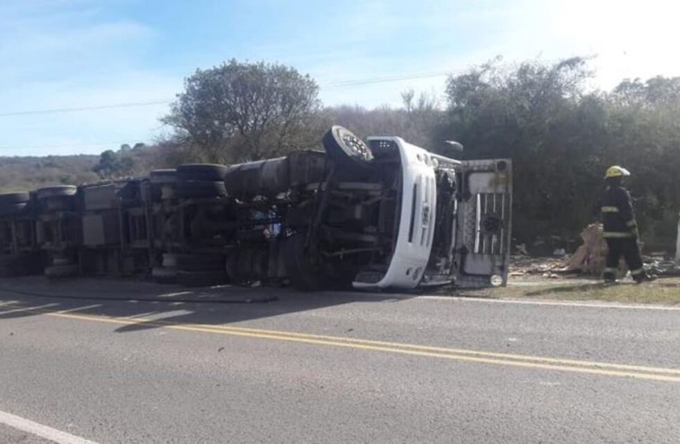Volcó un camión en Embalse