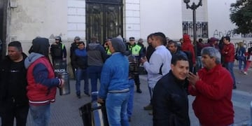Más de 400 trabajadores azucareros reclaman el pago de salarios adeudados\u002E (Web)