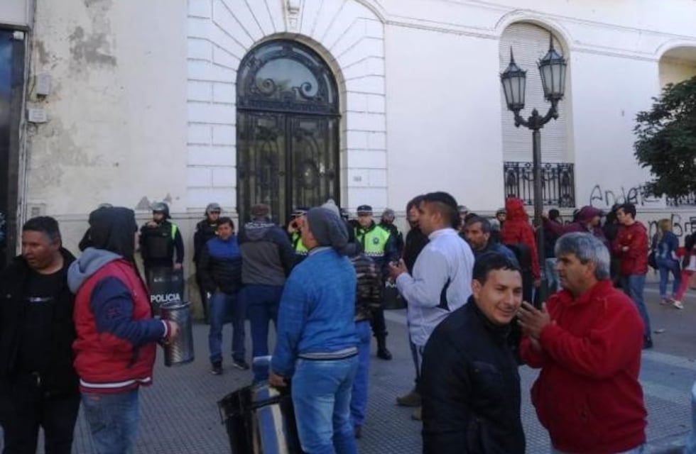 Más de 400 trabajadores azucareros reclaman el pago de salarios adeudados