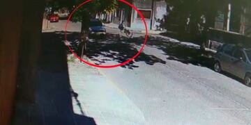 Conductor choca a ciclista y huye en Gualeguaychú\u002E\nCrédito: ElOnce