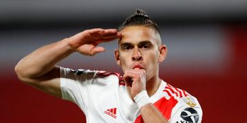 Borré marcó el primero de River en Avellaneda\u002E (Foto: REUTERS/Agustin Marcarian)