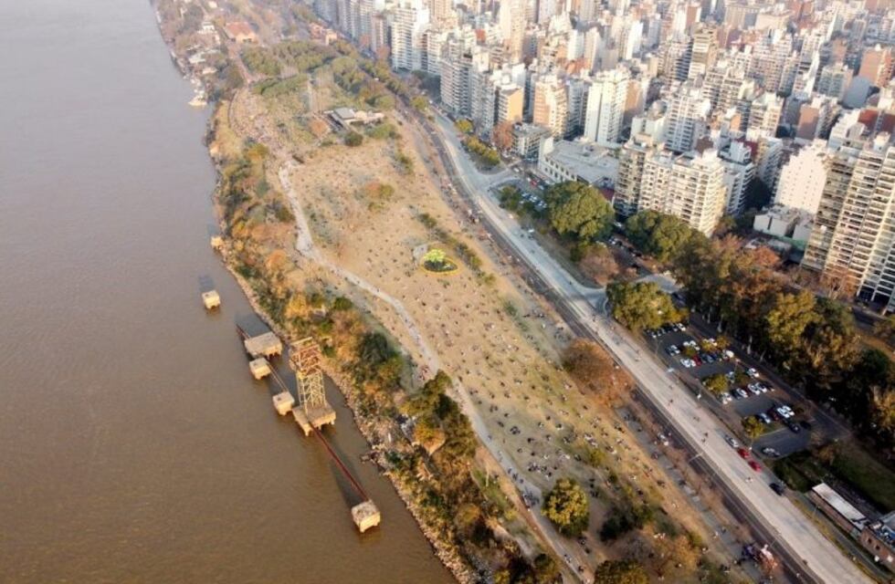 El video viral que muestra el distanciamiento en parques costeros rosarinos
