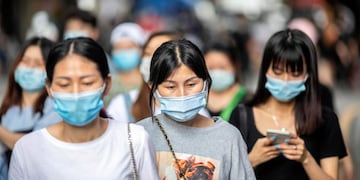 Guangzhou (China), 22/05/2020\u002E- People wearing masks walk on the street in Guangzhou, Guangdong province, China, 22 May 2020\u002E According to the Government Work Report delivered by Chinese Premier Li Keqiang on 22 May during the opening of the third session of the 13th National People's Congress (NPC), China has not set a GDP growth target for 2020\u002E (Abierto) EFE/EPA/ALEX PLAVEVSKI
