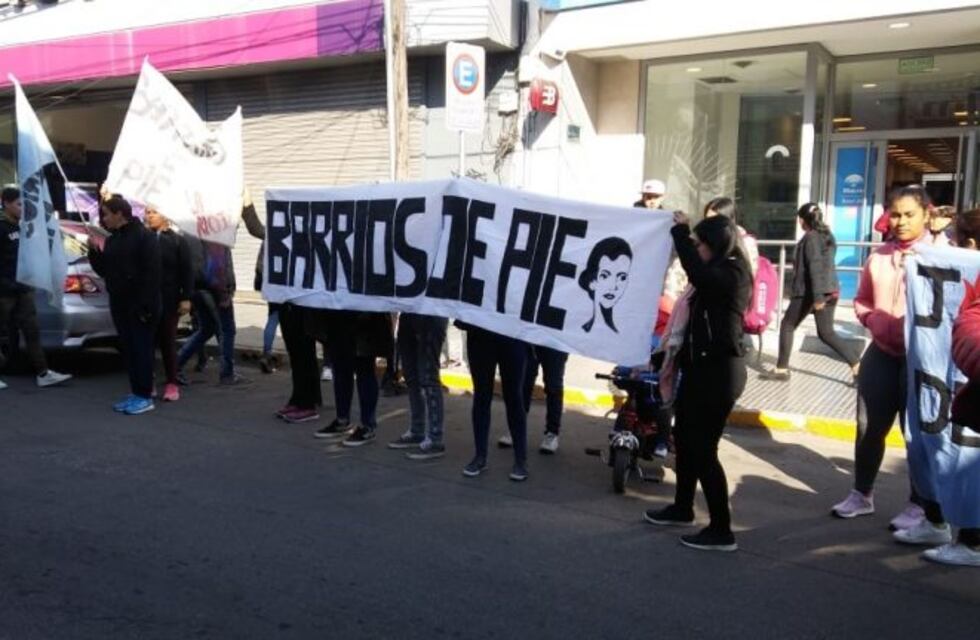 Barrios de Pie se manifestó para exigir alimentos y leche para los merenderos