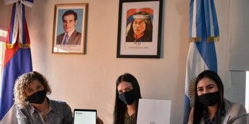 Marta Ferreira, de Agricultura Familiar, en la firma del protocolo de estudios para agricultores familiares y sus hijos con funcionarias del Sipted\u002E