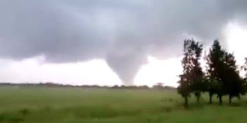 El embudo podía apreciarse a varios kilómetros de distancia en el departamento General Obligado\u002E (Víctor Prandina)