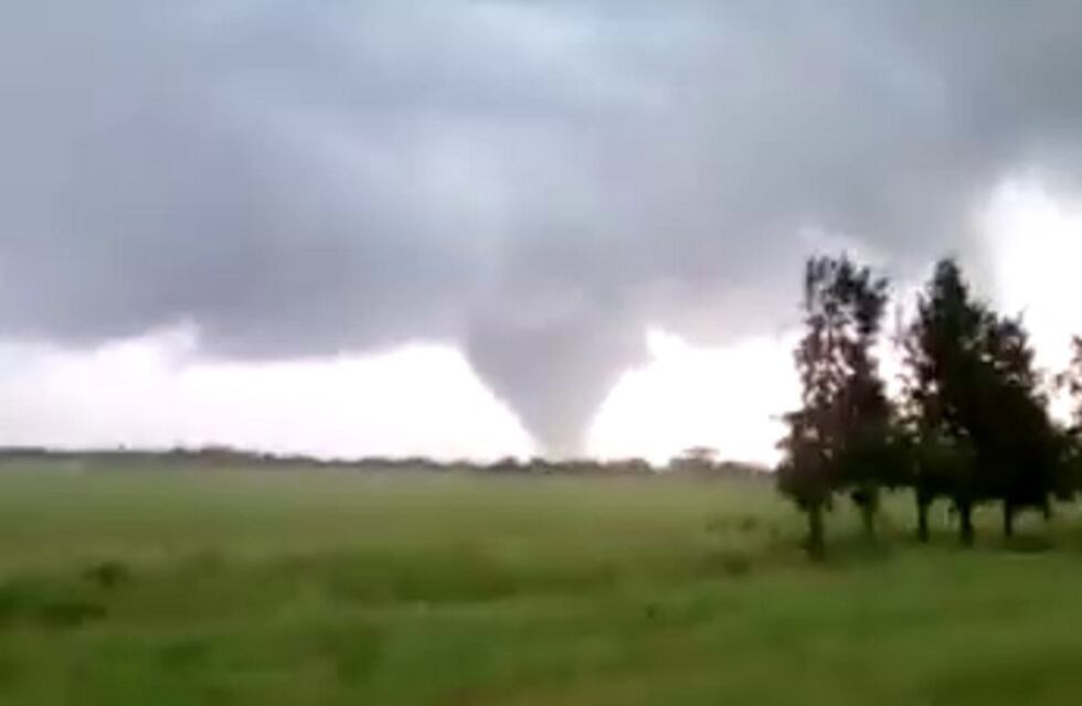 Filmaron un tornado impresionante en el horizonte en una ruta del norte santafesino