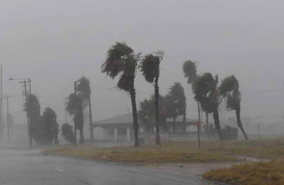 El huracán Harvey comenzó a degradarse pero siguen las alertas por inundaciones "catastróficas" y tornados