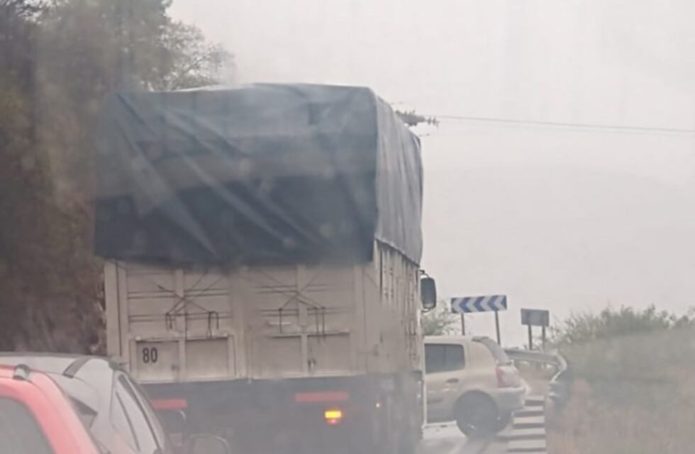 Insólito: quiso doblar en U en pleno Dique los Molinos