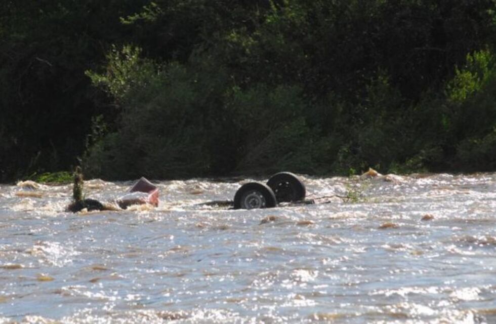 Siguen crecidos los ríos serranos y piden precaución
