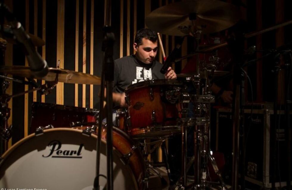 El músico de Arroyito Mauricio Lencina también combate la cuarentena