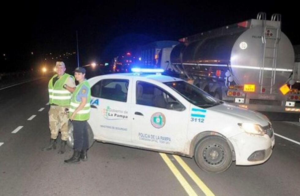 Un suboficial de la Policía pampeana se atrincheró armado en el Bajo Giuliani