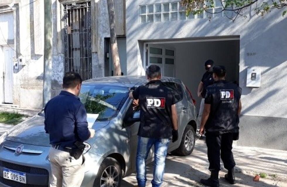 Detuvieron a dos personas por presuntas estafas con tarjetas de crédito