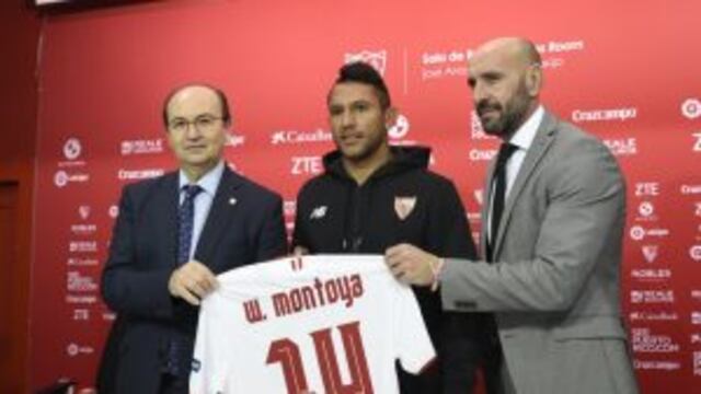 El chaqueu00f1o posu00f3 con su nueva dorsal en el club espau00f1ol.