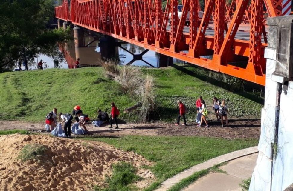 Más de 250 jóvenes limpiaron el Río Gualeguaychú