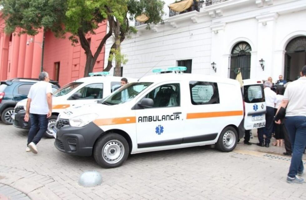 El gobernador Jalil entregó cinco ambulancias al municipio de Recreo