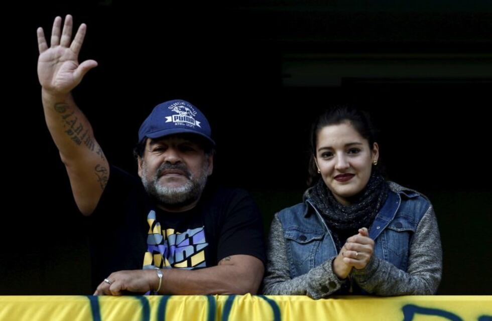 Diego Maradona recibió la visita de su hija Jana en la clínica: "Cuidando a papi"