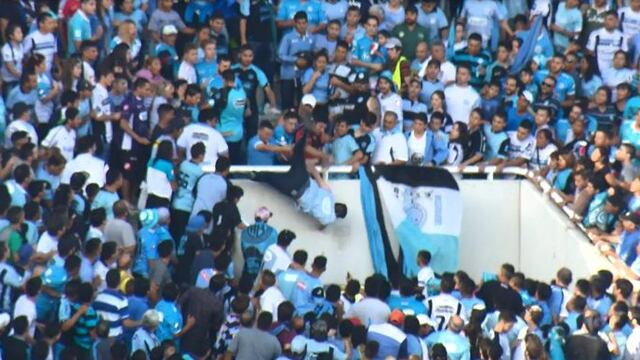 ARG001. Cu00d3RDOBA (ARGENTINA), 17/04/2017.- Captura de pantalla de un vu00eddeo cedido por el medio de comunicaciu00f3n El Doce, que muestra el momento en el que el joven Emmanuel Balbo cae desde las gradas tras una confrontaciu00f3n con otros hinchas durante el partid