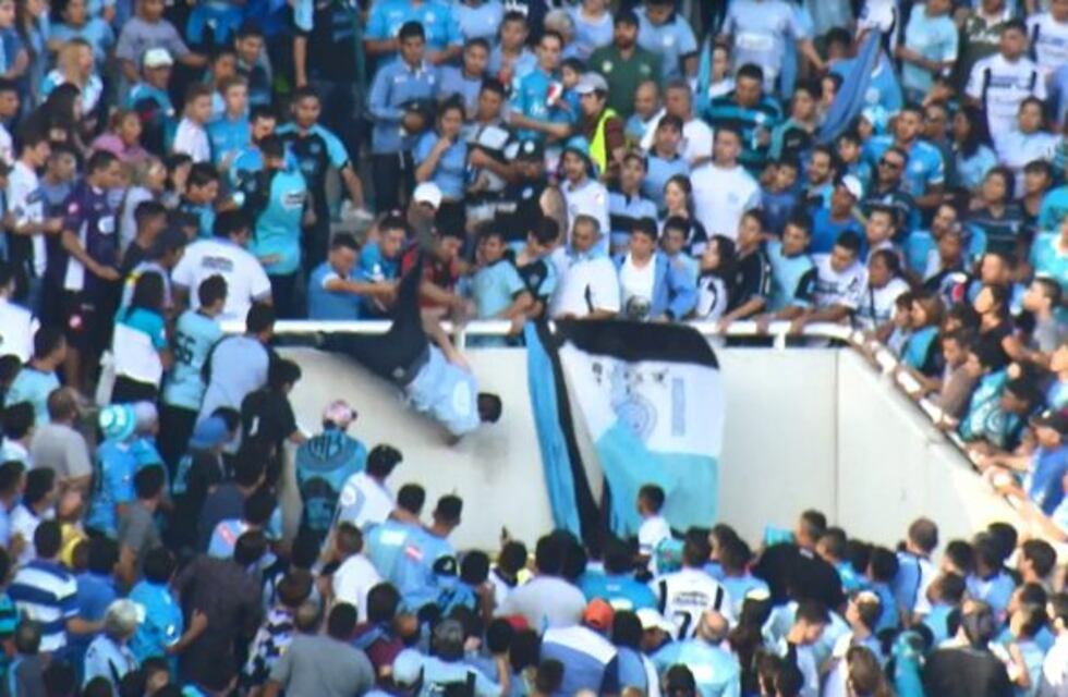 A Emanuel Balbo le robaron las zapatillas cuando cayó de la tribuna