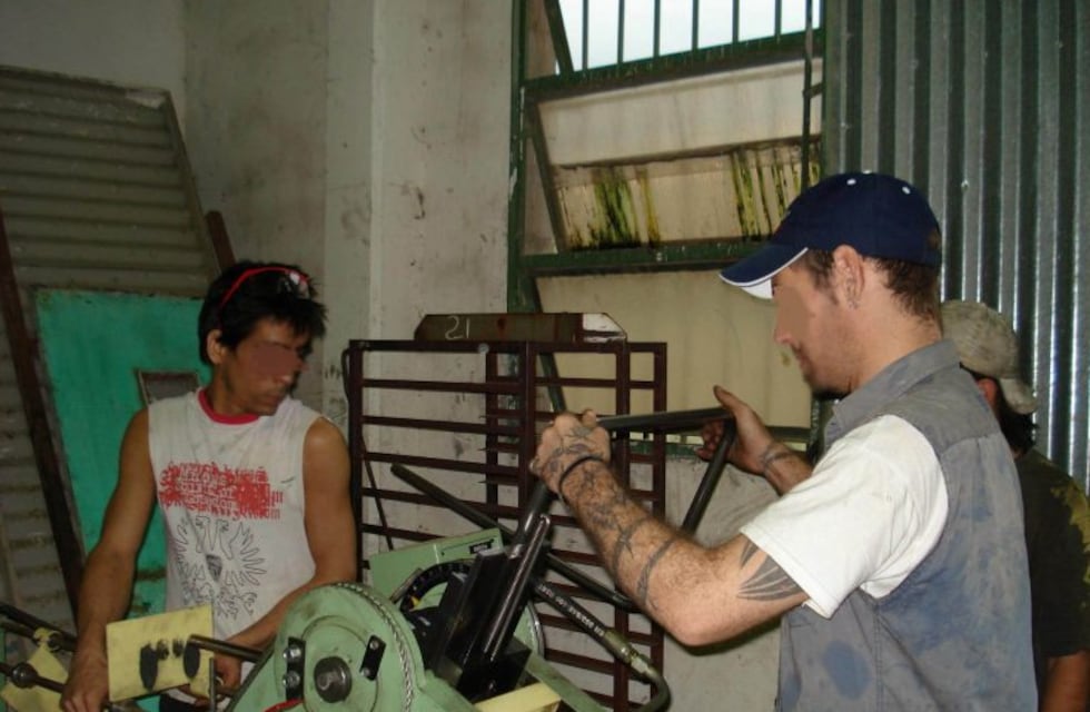 En Tierra del Fuego evalúan la posibilidad de que los presos refaccionen bancos y sillas de las escuelas