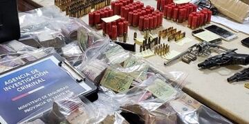 En el allanamiento en Cochabamba al 6800 secuestraron marihuana, armas y municiones\u002E (@somosnotrosario)