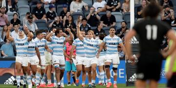 Los Pumas celebran el histórico triunfo ante All Blacks, durante la última edición del Tri Nations. (AP Photo/Rick Rycroft)