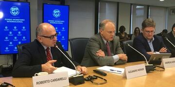 Imagen archivo\u002E Roberto Cardarelli, jefe de misión para Argentina y Alejandro Werner director del FMI en Hemisferio Oeste\u002E Foto: AP Photo/Luis Alonso Lugo\u002E