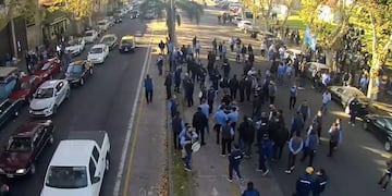 Colectiveros organizaron una protesta sobre 27 de Febrero y Buenos Aires, frente a la sede de la Unión Tranviarios Automotor (UTA)\u002E (@cior_rosario)