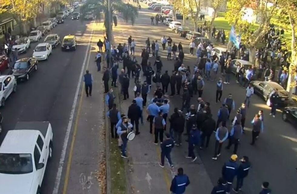 Colectiveros convocan a una marcha tras una semana de paro en Rosario