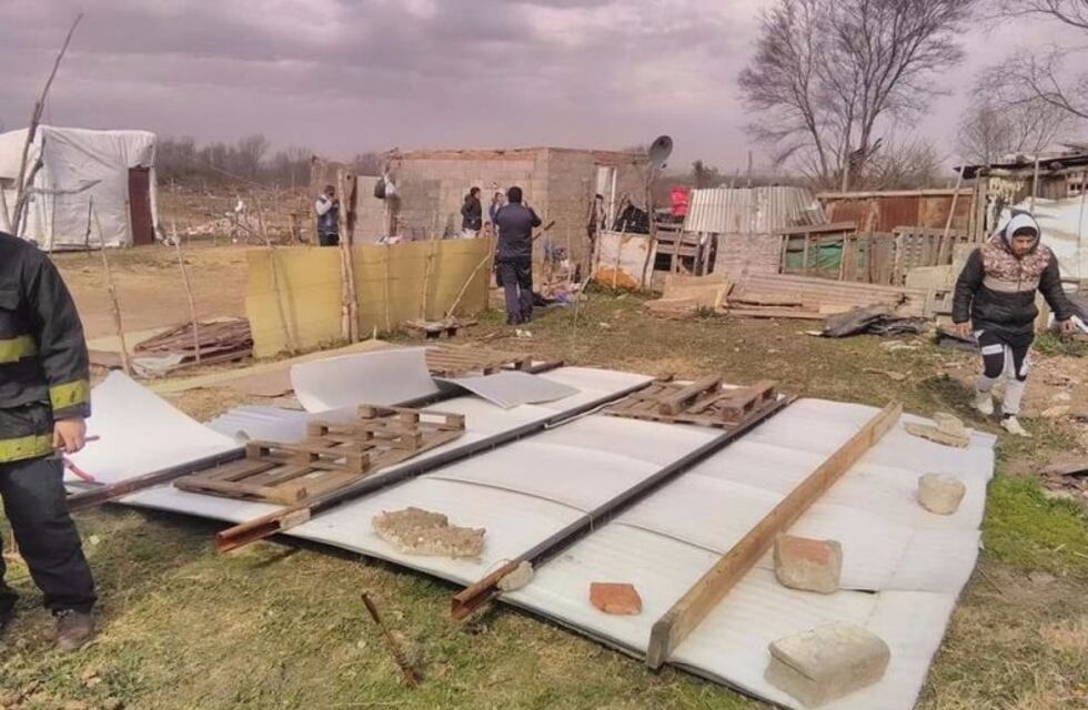 El viento le voló el techo de la casa a una madre y sus tres hijos