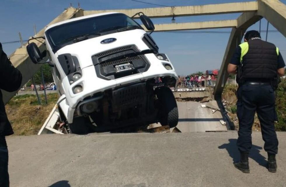 Un camión quedó atrapado tras el derrumbe de un puente en El Manantial Sur
