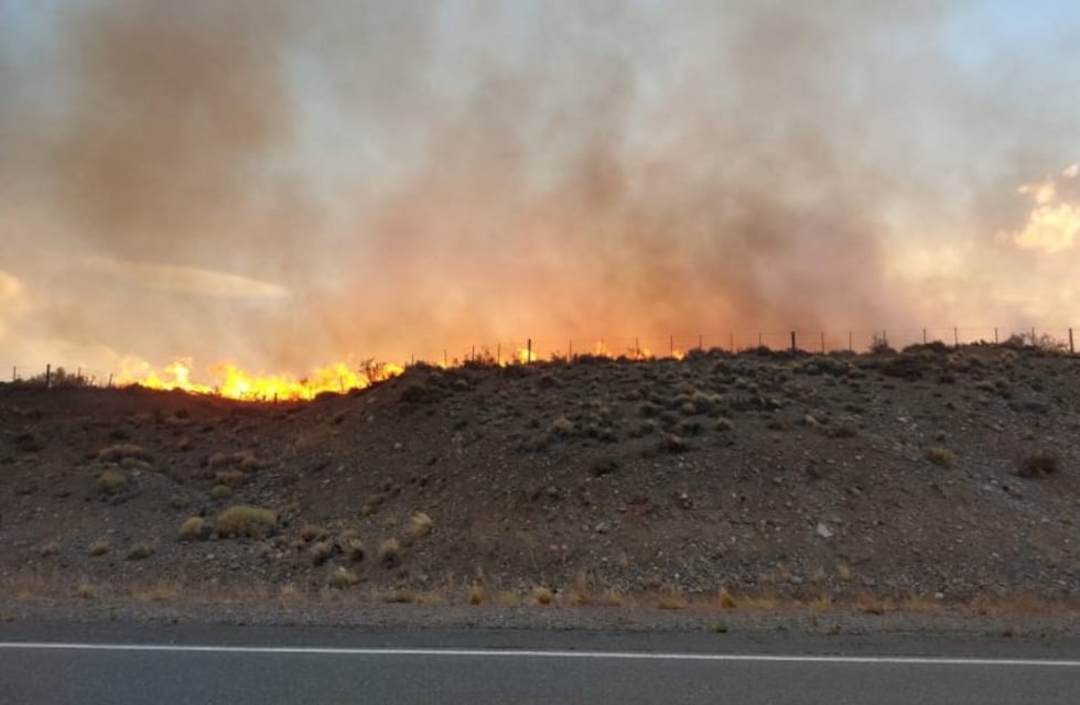 Se retomaron las tareas para combatir el incendio entre Tecka y Esquel