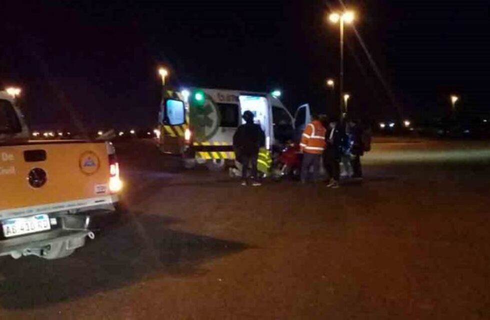 Una mujer herida tras un choque entre una bicicleta y una moto