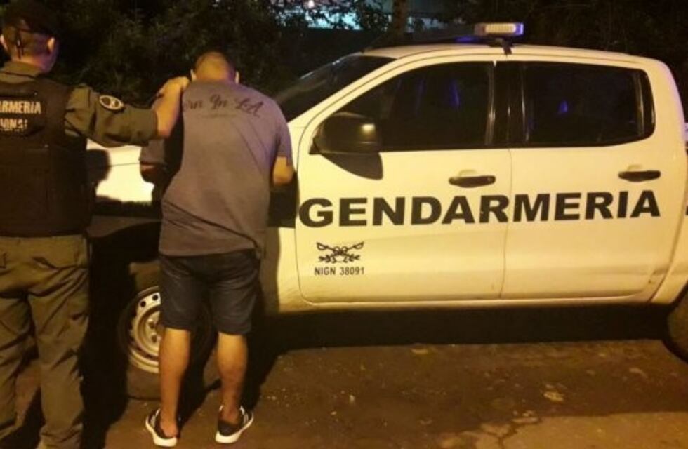 Arrestaron a un hombre con armas y envoltorios de cocaína