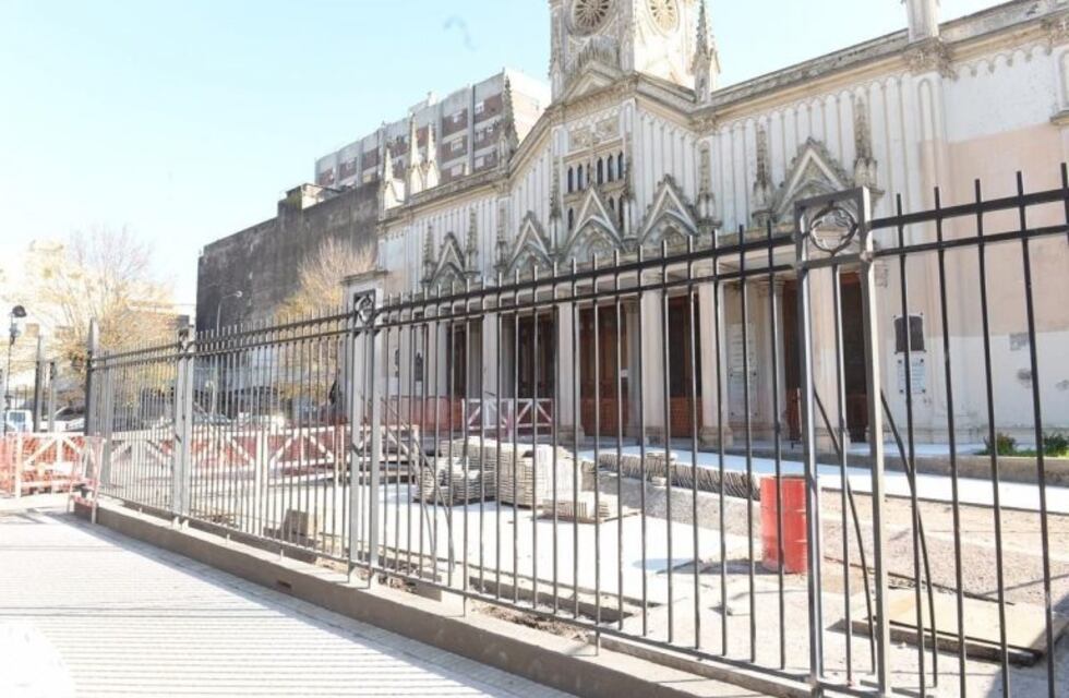 Enrejan otro histórico monumento de La Plata