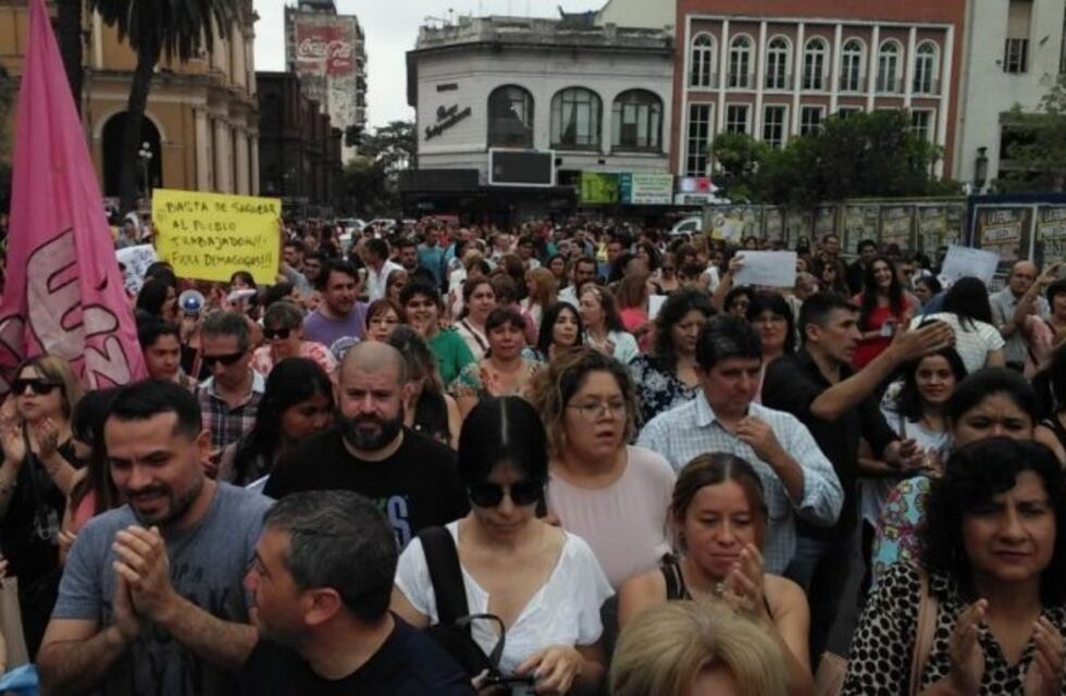 Docentes y trabajadores de la salud protestarán esta tarde en Tucumán contra las medidas del gobierno
