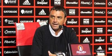 Osella seguiru00e1 en Newell's.