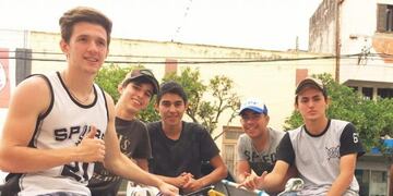 Trabajando con la guía de sus profesores, los estudiantes sampedreños asumieron el desafío de armar un auto eléctrico de emisión cero\u002E