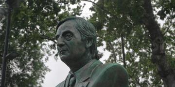 A una década de su muerte, colocaron un busto de Néstor Kirchner en Caballito (Twitter)