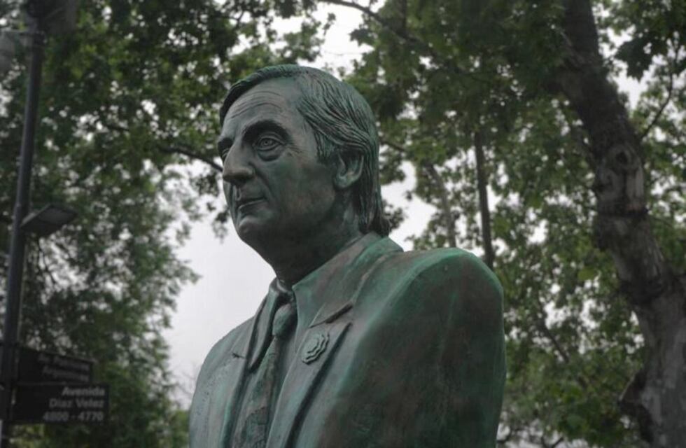 A una década de su muerte, presentaron un busto de Néstor Kirchner en Caballito