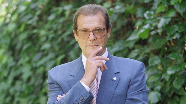 FILE - This is a April 22, 1996   file photo of veteran British actor Roger Moore, poses for a portrait,  in the Studio City section of Los Angeles.  Roger Moore's family said Tuesday May 23, 2017 that the  former James Bond star has died after a short battle with cancer ?(AP Photo/Chris Pizzello/ File)