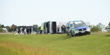 Vuelco fatal del micro con estudiantes en la Ruta 2\u002E (Clarín)