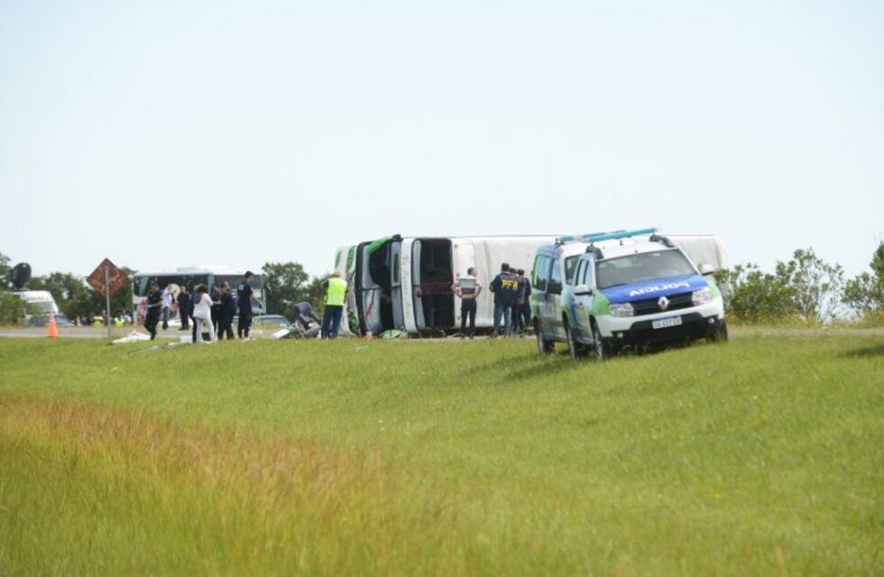 El micro que volcó en la ruta 2 tenía el seguro y la revisión técnica en vigencia