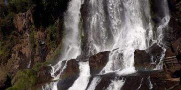 Continúa aumentando el caudal de agua en cataratas