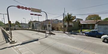 El paso a nivel de la calle Italia, en el partido bonaerense de Berazategui donde asesinaron de un balazo en la cabeza a Camila Salazar, de 17 años\u002E