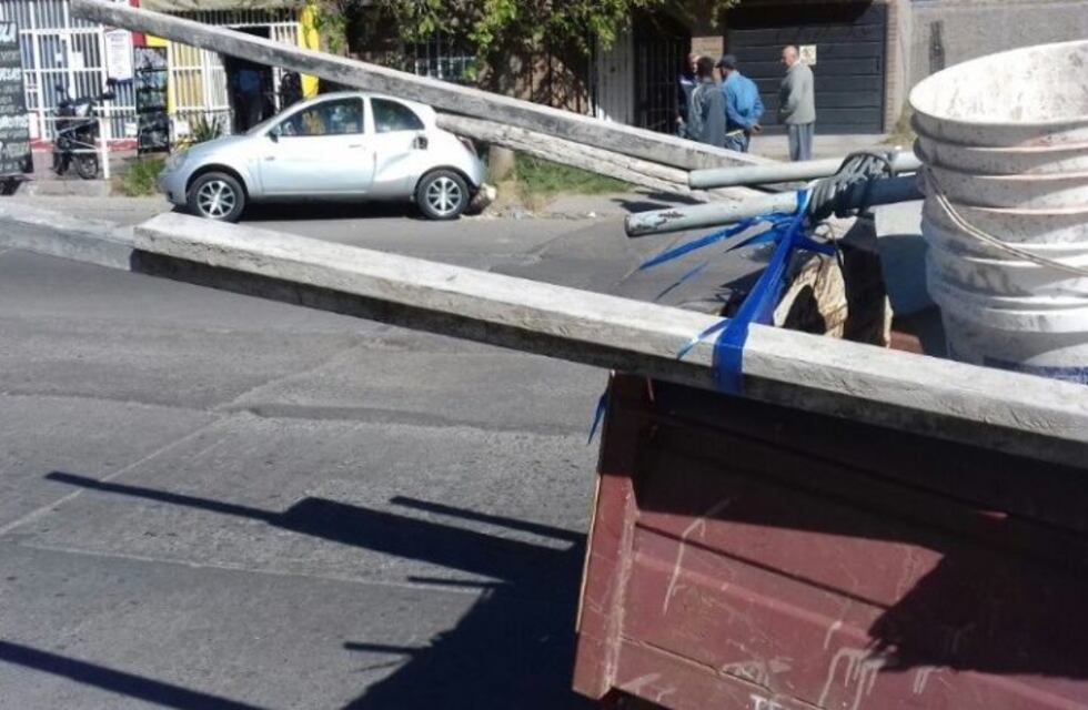 Puedo ser una tragedia: se deprendió un trailer de una camioneta y destruyó un auto