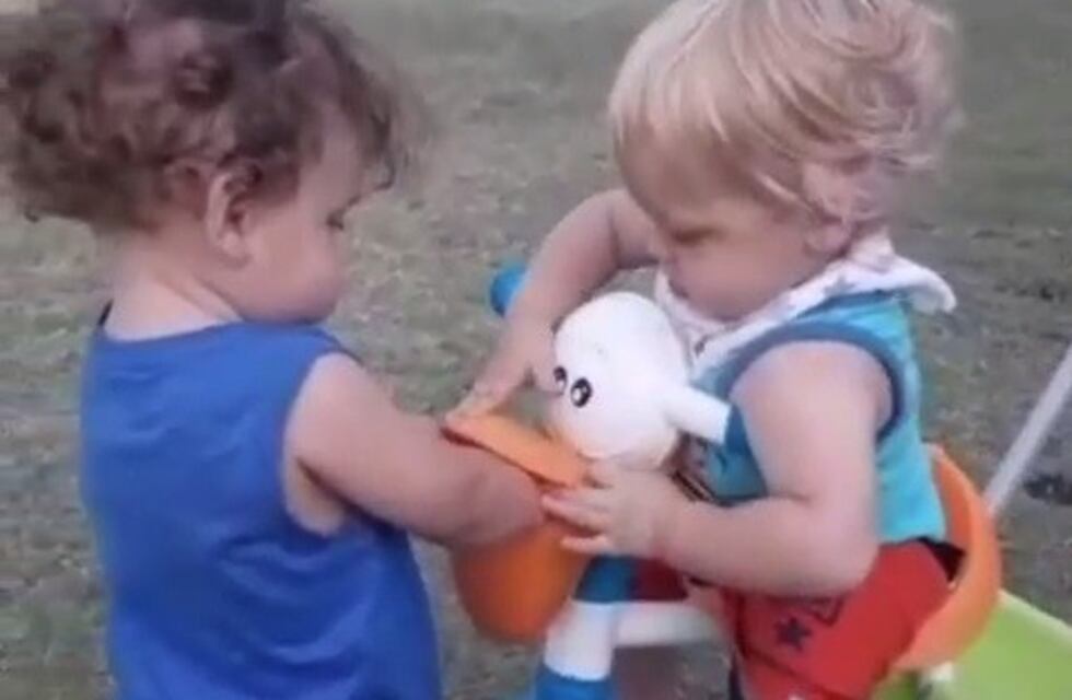 ¡Día de playa! Marley y Mirko hicieron castillos de arena con Noelia Marzol en Pinamar