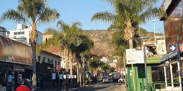 Pleno centro de Villa Carlos Paz en invierno\u002E (Foto: VíaCarlosPaz)\u002E