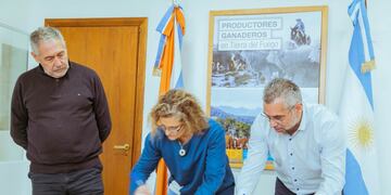 Firman convenio para fortalecer la producción ganadera en Río Grande