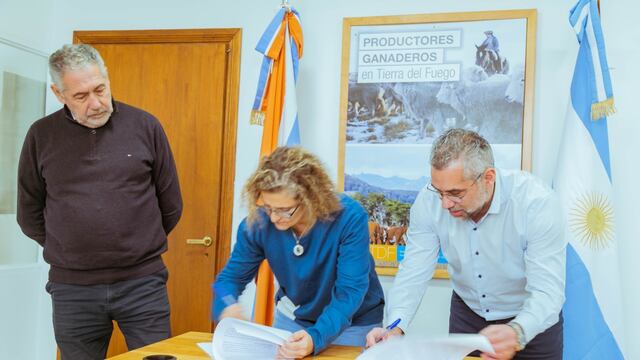 Firman convenio para fortalecer la producción ganadera en Río Grande